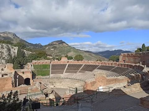 2-Hour Taormina Walking Tour with Ancient Theatre and Coastal Views