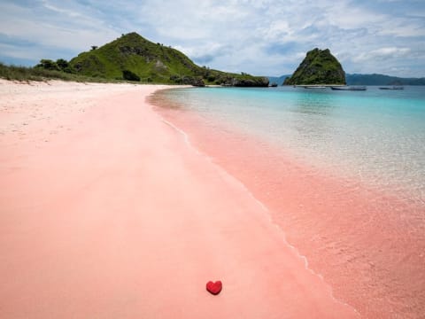 7-Hour Komodo Island Cruise with Pink Beach and Dragon Encounter