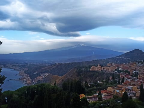 2-Hour Taormina Walking Tour with Ancient Theatre and Coastal Views