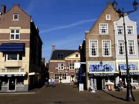 2-Hour Delft Walking Tour with Royal Stories and Delft Blue