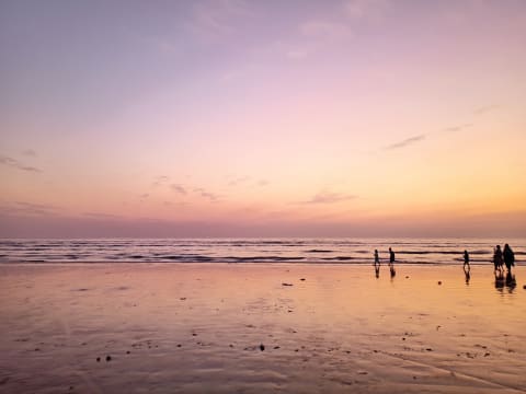 3-Day Karachi Sightseeing Tour with Beaches, Bazaars and Museum
