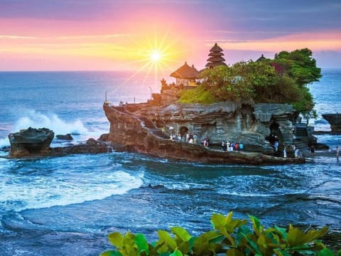 Full-Day Tanah Lot and Mengwi Royal Family Temple Tour in Bali