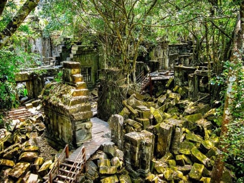 Full-Day Beng Mealea and Kampong Phluk Tour from Siem Reap