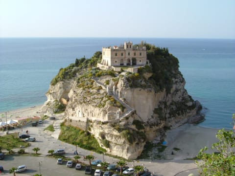 4-Hour Tropea Walking Tour with Lunch and Duomo Visit