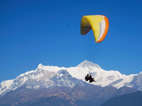 1-Hour Paragliding Tour over Annapurna from Sarangkot with Lake Views