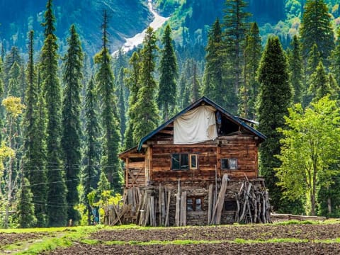 4-Day Keran and Sharda Tour from Lahore with Aurang Kel Hike