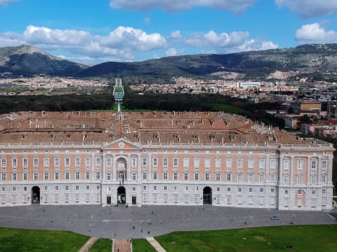 2-Hour Royal Palace of Caserta Tour with Apartment Visit