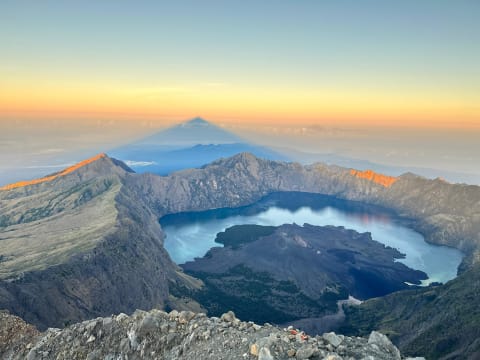 4-Day Mount Rinjani Trek in Lombok with Summit and Hot Springs