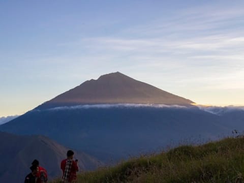 2-Day Mount Rinjani Trek with Crater Rim Camping and Summit Sunrise