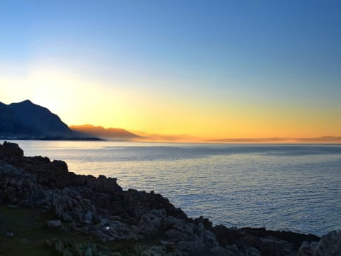 2-Day Hermanus and Cape Agulhas Tour with Caves and Wine Tasting