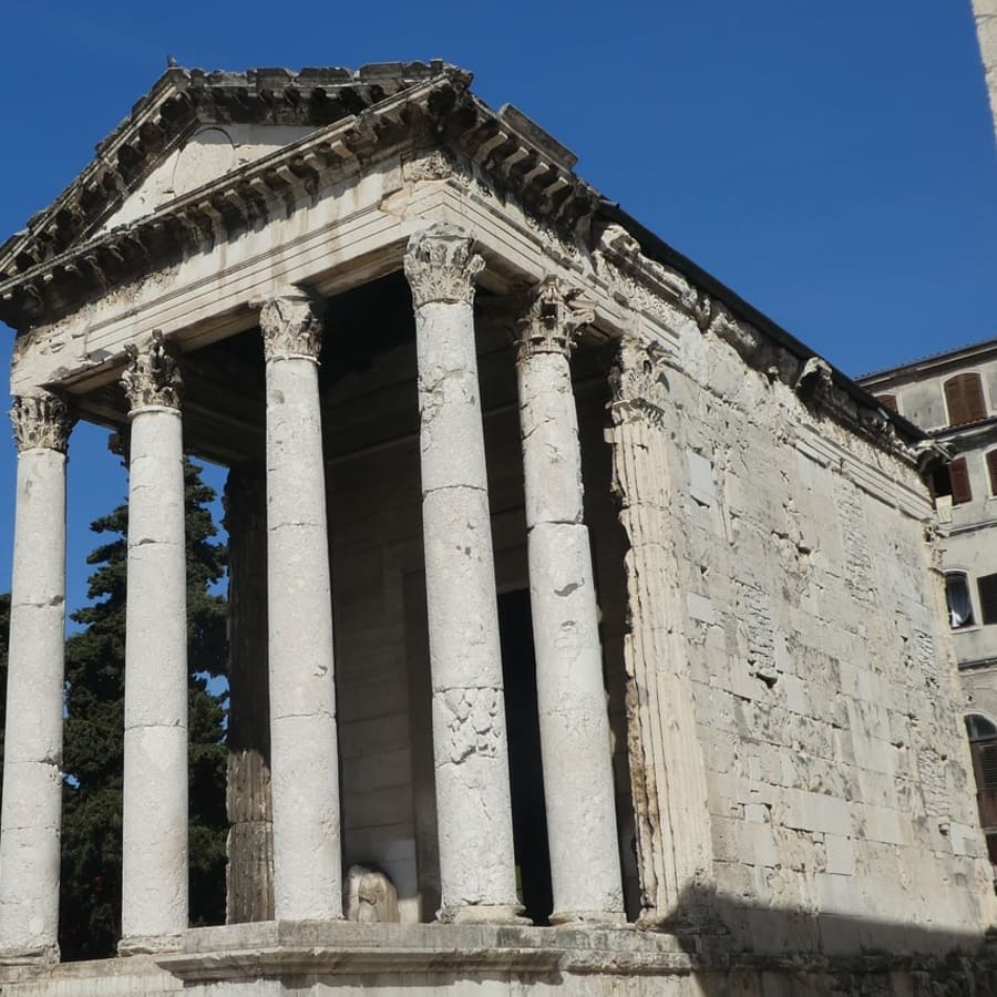 2-Hour Private Walking Tour of Pula with Roman Landmarks and Kastel