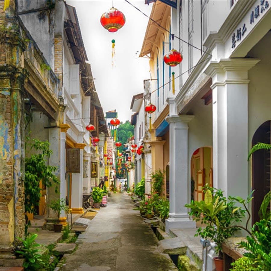 2-Day Kuala Lumpur to Ipoh Tour with Heritage Trail and Cave Temple