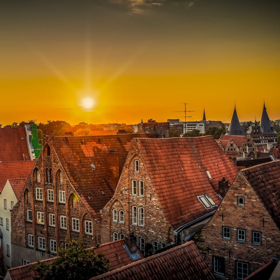 2-Hour Romantic Evening Walk in Lübeck's Historic Old Town