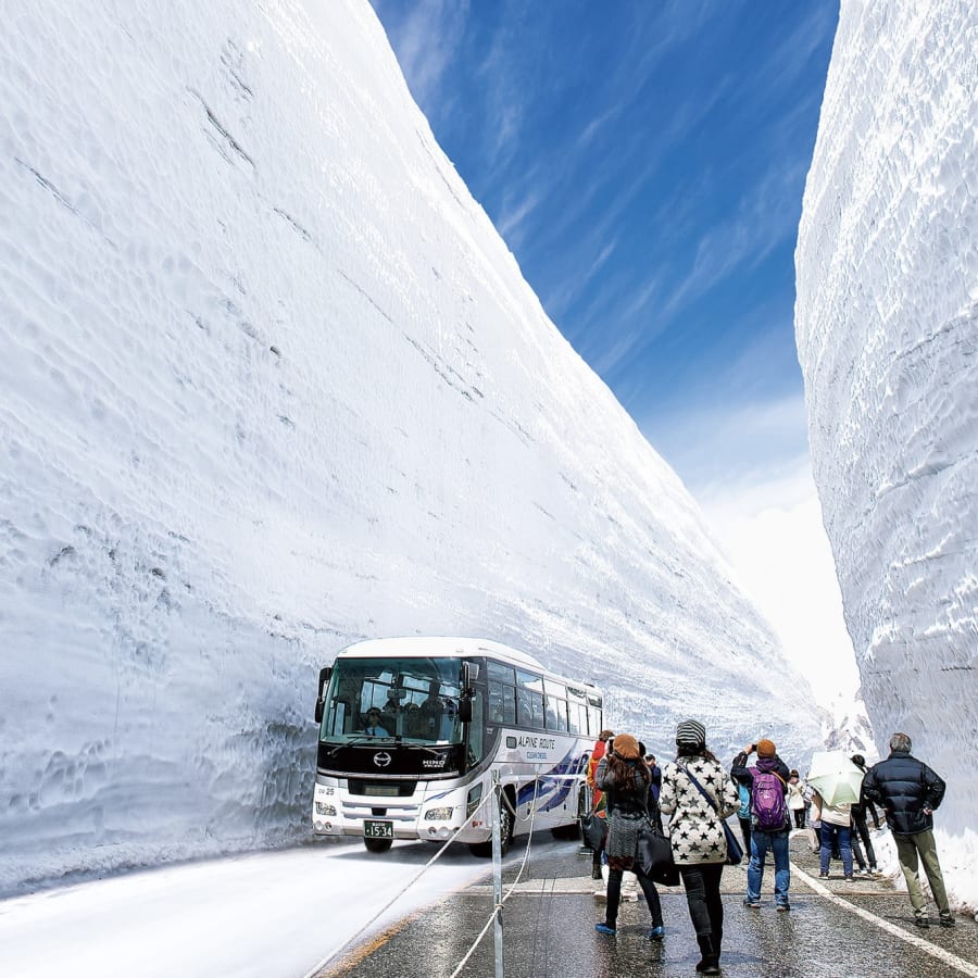 9-Hour Tateyama Snow Wall Tour from Toyama with Alpine Route