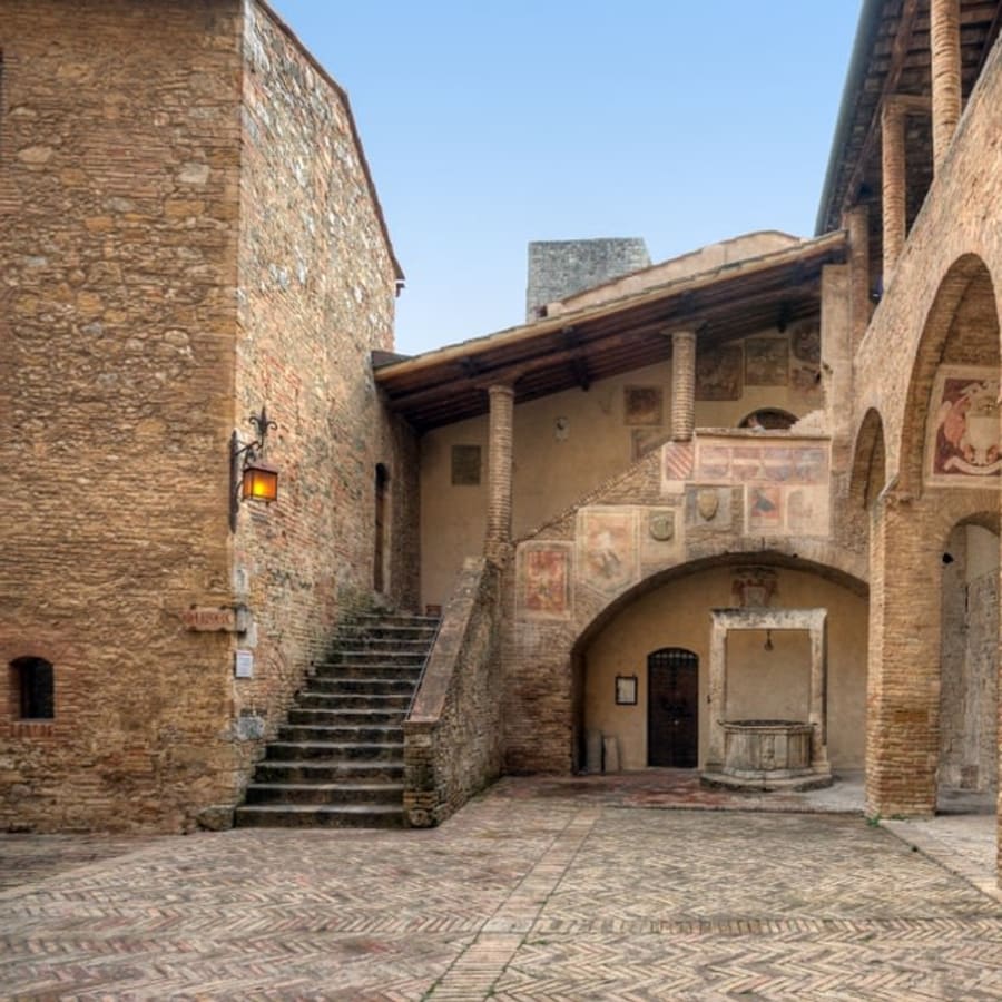 2-Hour Walking Tour of San Gimignano with Medieval Squares and Views