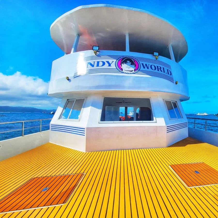 3-Hour Boracay Yacht Party with Snorkelling, Sunset, and Live DJ