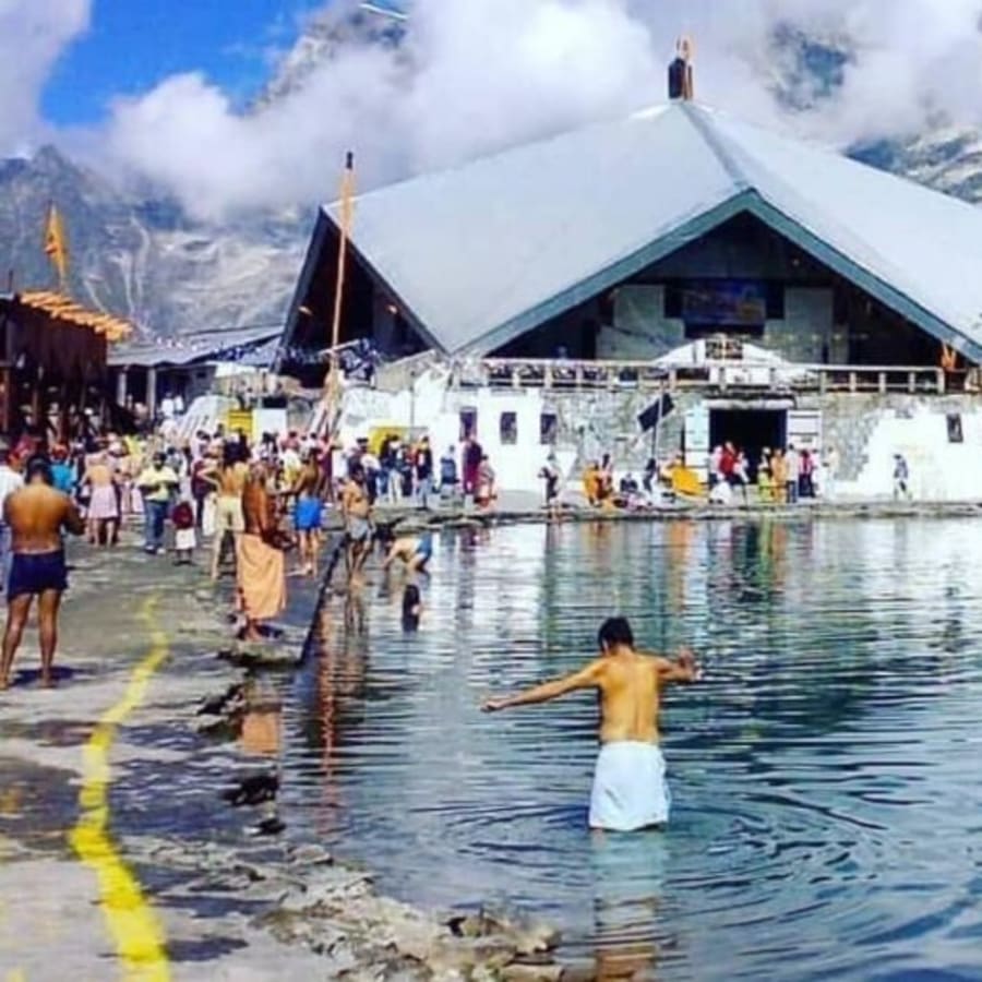 4-Day Valley of Flowers Trek in Uttarakhand with Hemkund Sahib