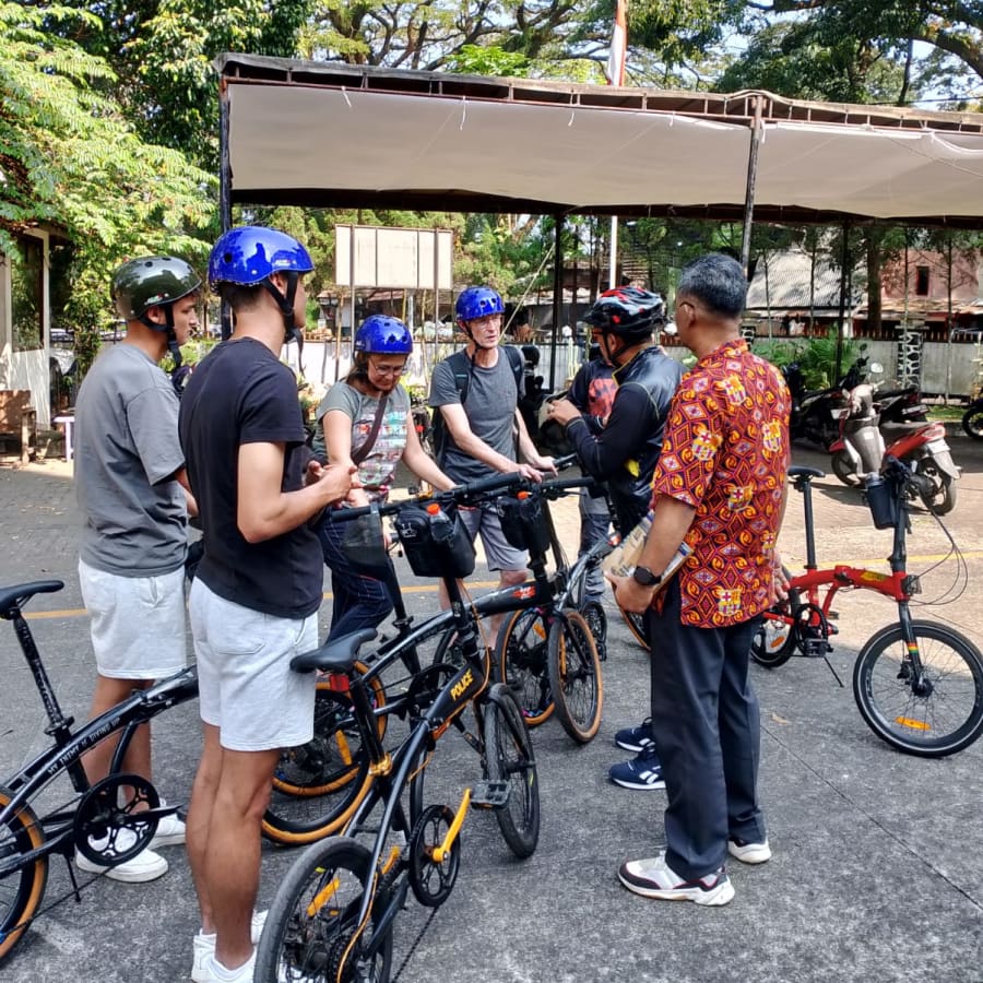 2-Hour Colonial Cycling Tour of Bandung with Europa in de Tropen