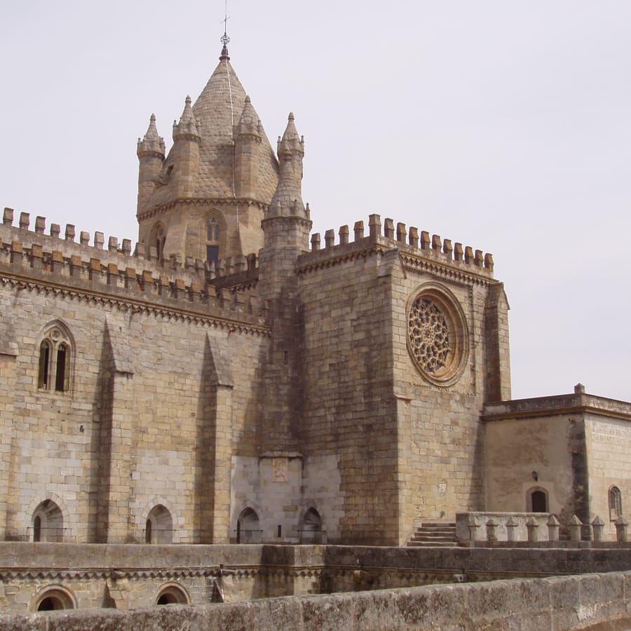 8-Hour Évora Sightseeing Tour with Roman Temple and Freeport