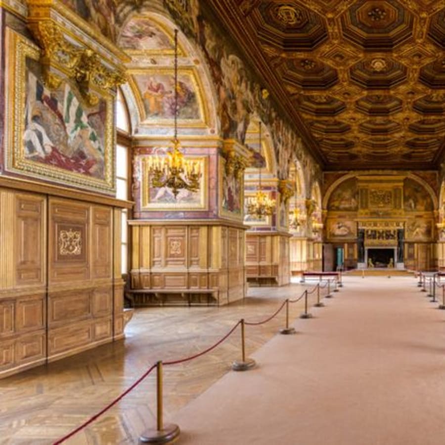 10-Hour Palace Tour from Paris to Fontainebleau and Vaux-le-Vicomte