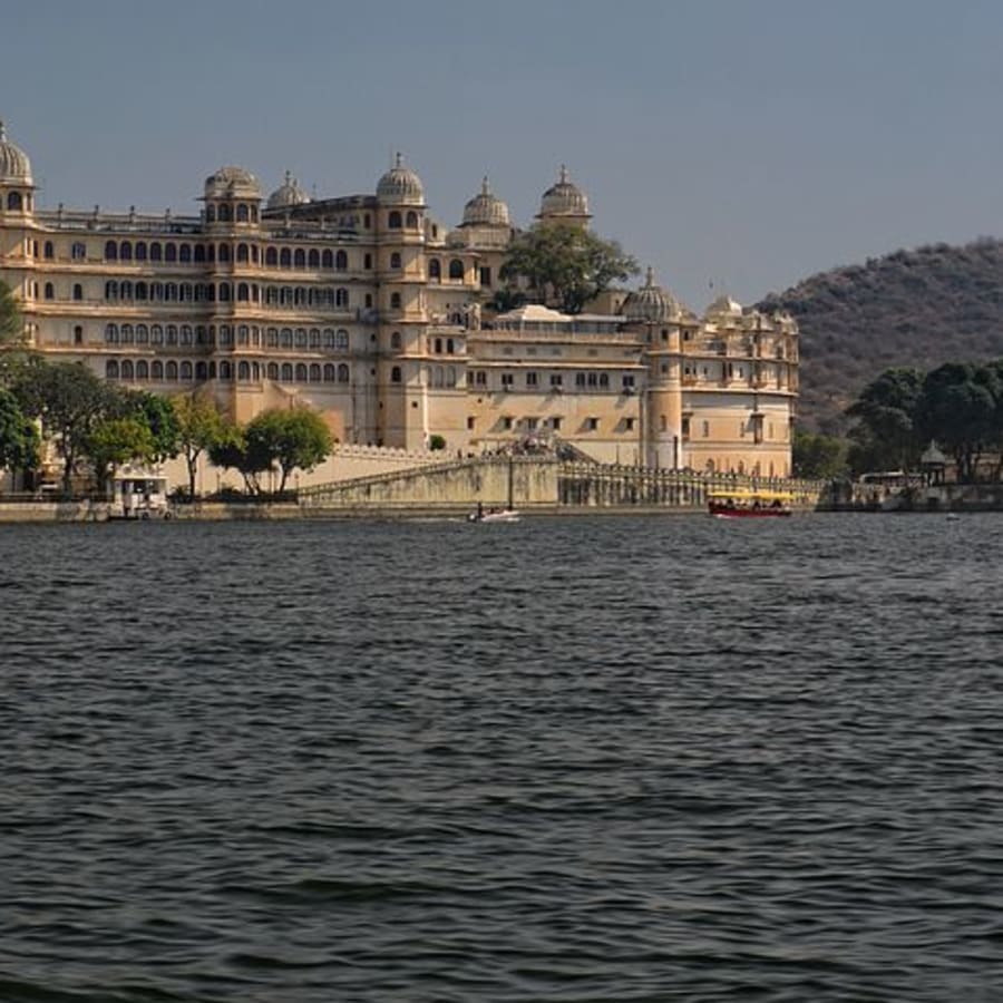 4-Day Honeymoon Trip to Udaipur and Mount Abu with Lakes and Temples