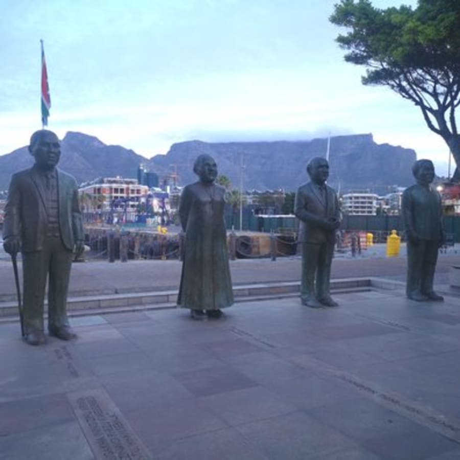 2-Hour V&A Waterfront Walking Tour in Cape Town with Silo District