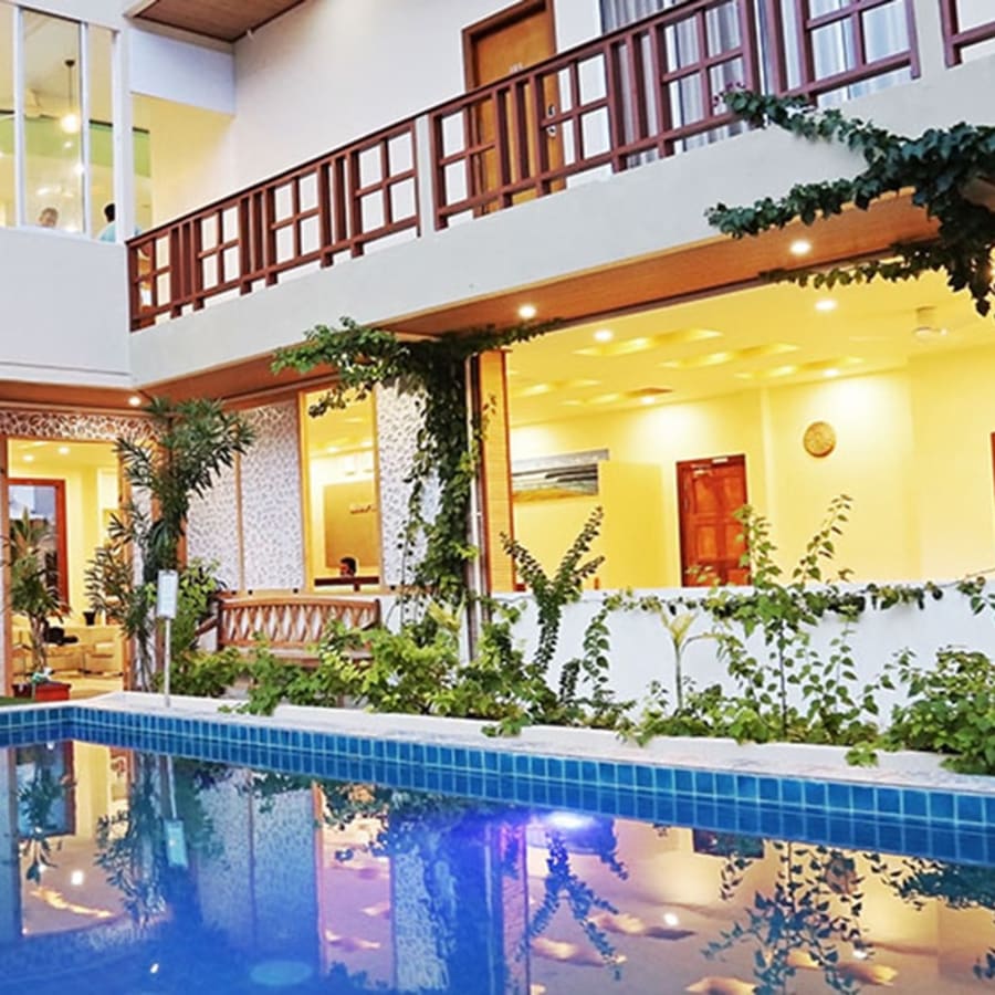 4-Day Maafushi Island Holiday with Resort Trip and Dolphin Cruise