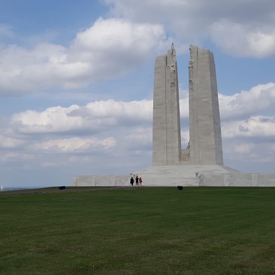 1-Day Vimy Ridge Battlefield Tour from Arras with Somme memorials