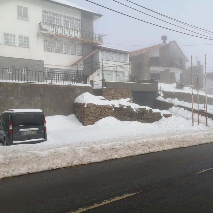 Excursão de 8 Horas na Serra da Estrela com Experiências na Neve
