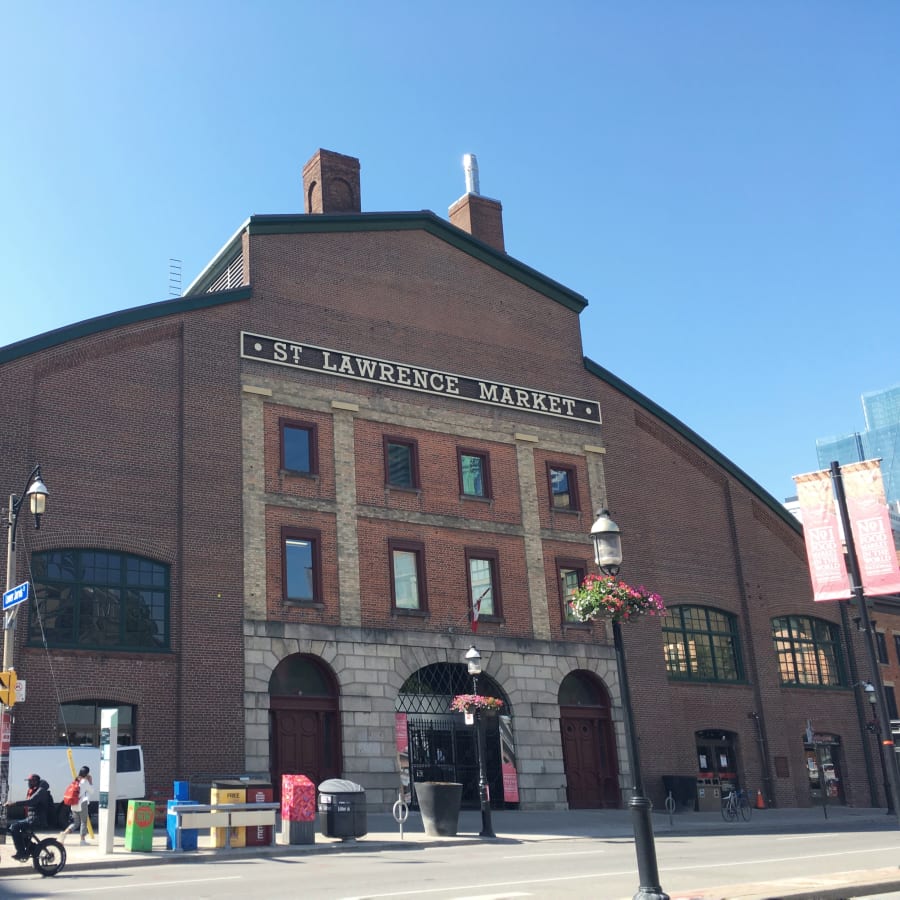 2-Hour Toronto Walking Tour with Chinatown and Distillery District