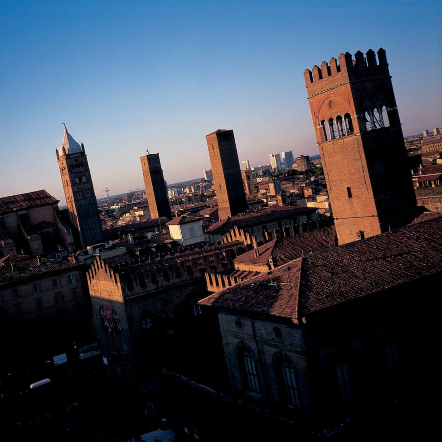 2-Hour Walking Tour of Bologna with Quadrilatero Food Market