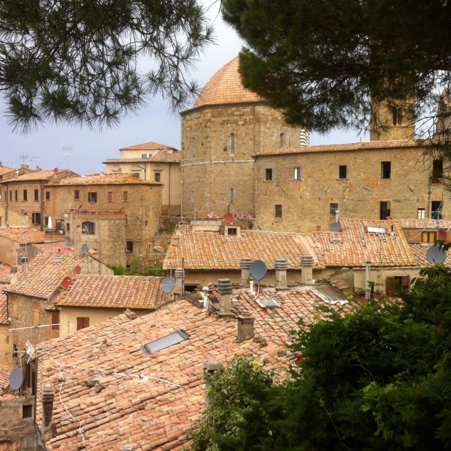 2-Hour Volterra Walking Tour with Tastings and Alabaster Workshops