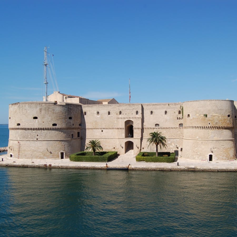 4-Hour Taranto History Tour with Primitivo Wine Tasting