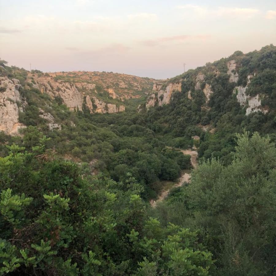 3-Hour Cava d'Ispica Hiking Tour with Calicantone Necropolis