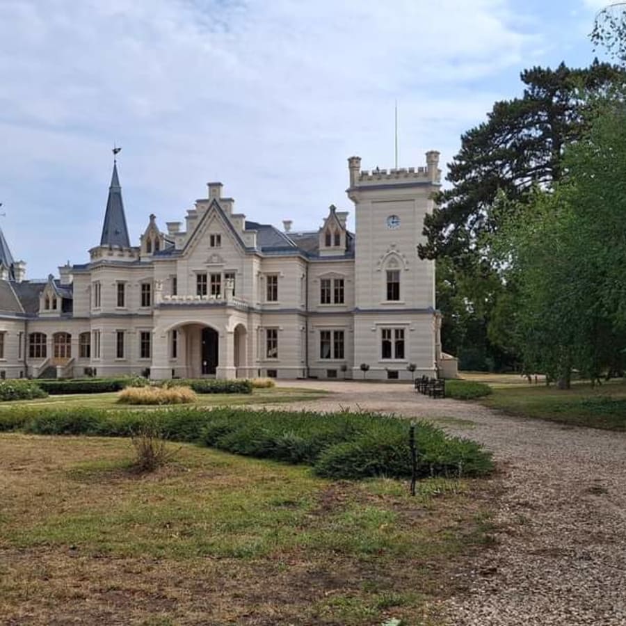 Full-Day Nadasladany Palace Tour from Budapest via Székesfehérvár