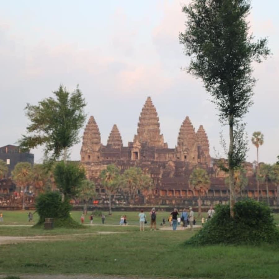 10-Hour Angkor Highlights Tour with Banteay Srei and Ta Prohm
