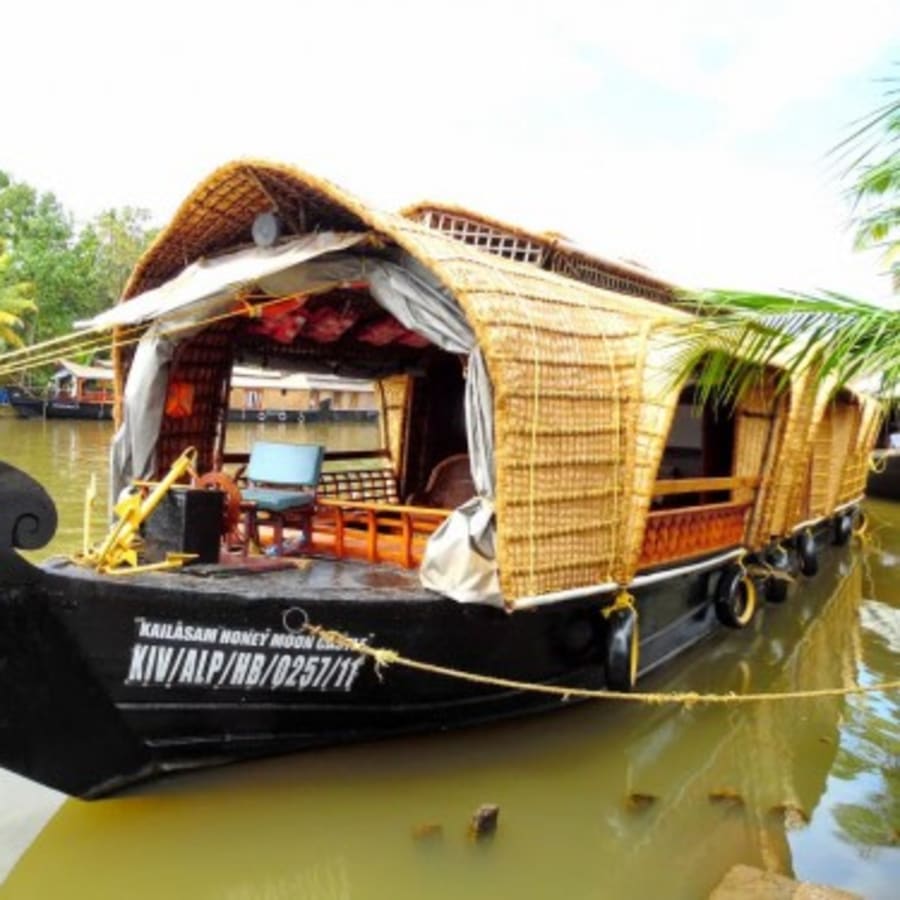 1-Day Kumarakom Houseboat Tour through Kerala Backwaters