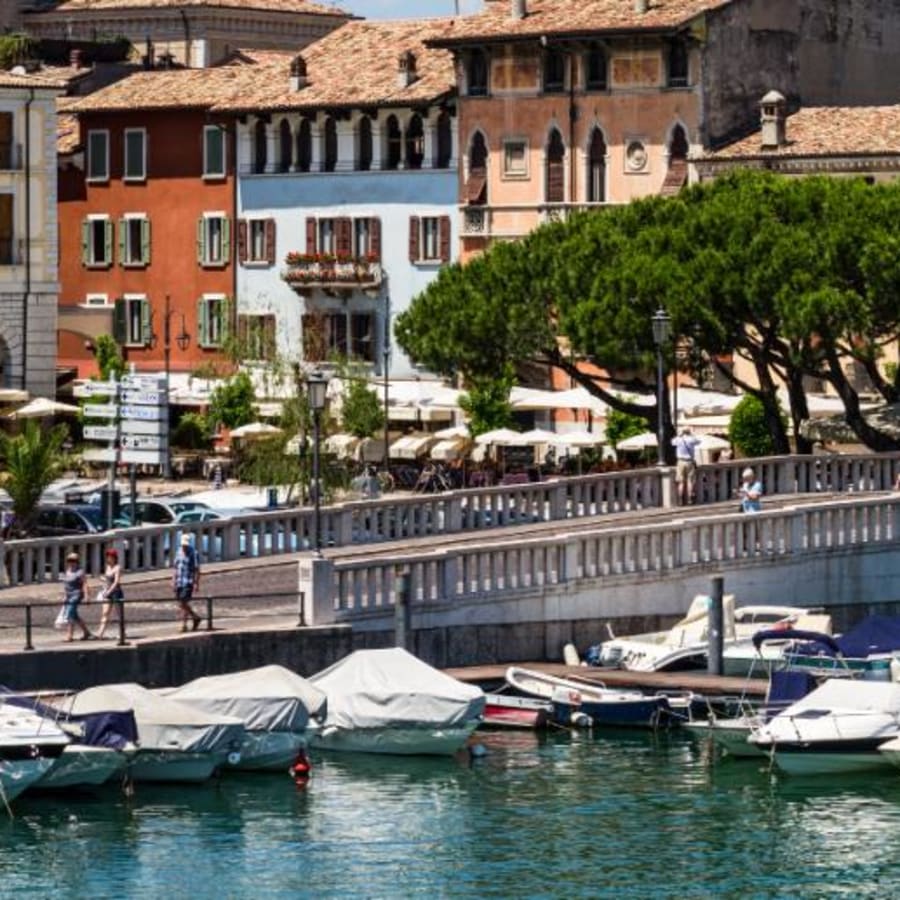 8-Hour Lake Garda Tour with Sirmione and Desenzano Highlights