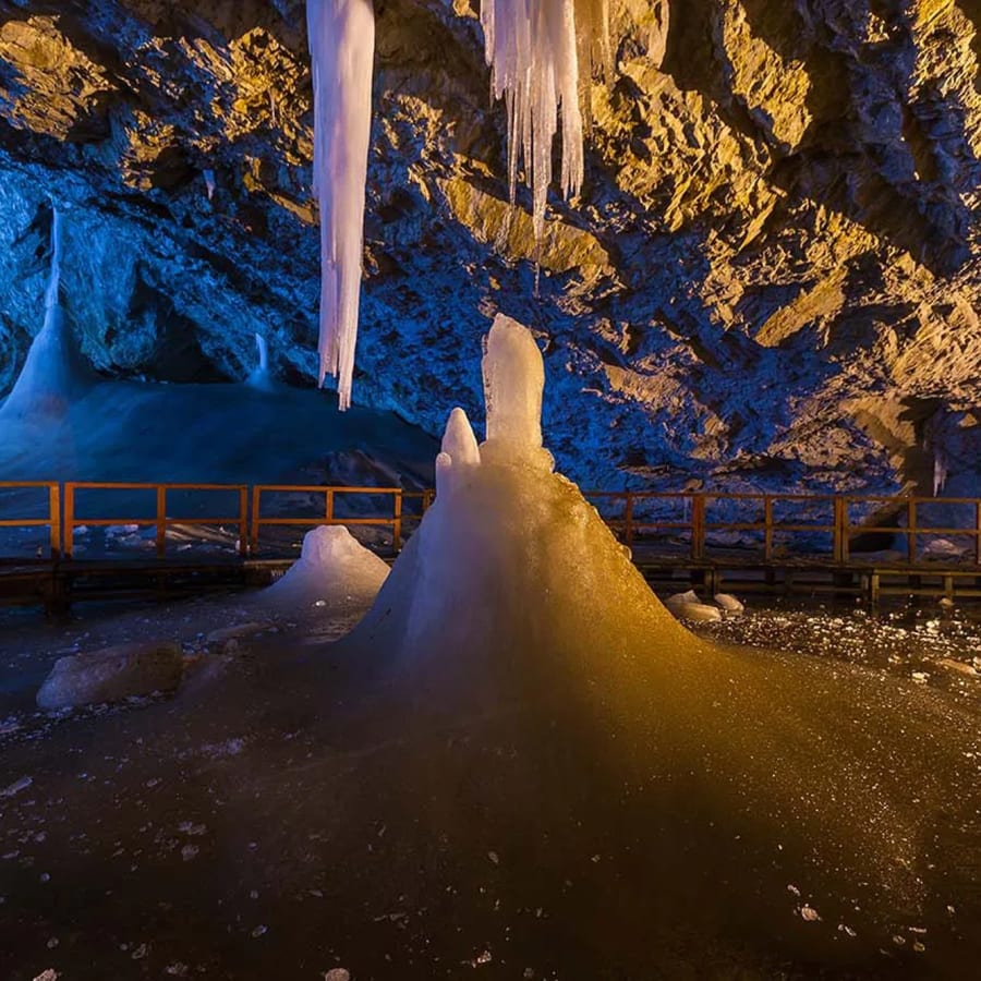 10-Hour Scărișoara Ice Cave Tour from Oradea through the Apuseni Mountains