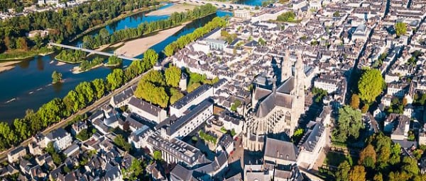 Full-Day Loire Valley Tour with Medieval-Suited Guide