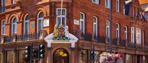 Luxurious Mayfair in London Tour and Exploration Game