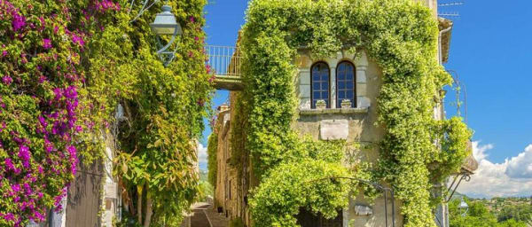 Glass Blowers, Art Galleries and Medieval Villages Private Tour