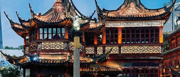 6-Hour Shanghai Walking Tour with Yu Garden, the Bund and Snack Tasting