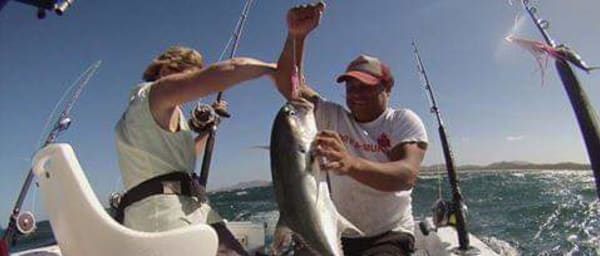 Tour de pesca deportiva de 6 horas en Tamarindo con frutas a bordo