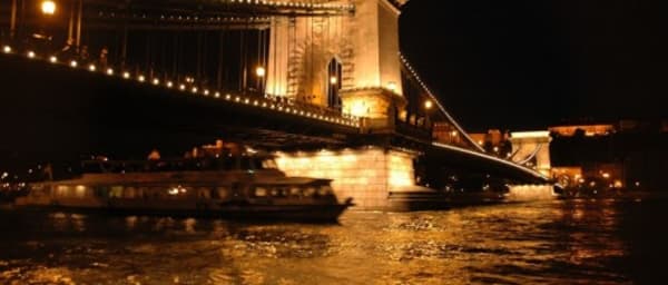 2-Hour Danube Night Cruise in Budapest with Candlelight Buffet Dinner