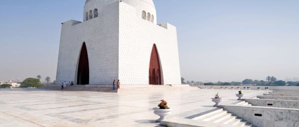 3-Day Karachi Sightseeing Tour with Beaches, Bazaars and Museum