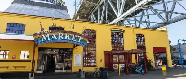 6-Hour Vancouver Family Tour with Science World and Stanley Park