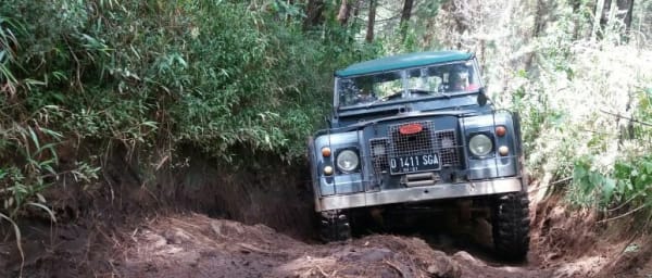 8-Hour Off-Road Jeep Tour in Cikole with Traditional Bandung Lunch