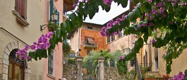 3-Hour Gardone Riviera and Lake Garda Tour with Historic Villas
