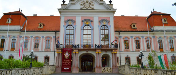 4-Hour Royal Palace of Gödöllő Tour with Habsburg History